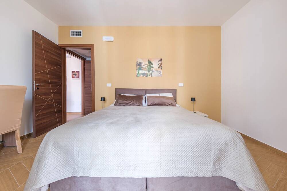 Entire apartment, Apartment 'Grace Home 3' with Balcony, Wi-Fi and Air Conditioning in Milazzo, Messina Province