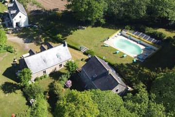 Gîte pour 20 personnes, avec piscine et jardin à Langoëlan