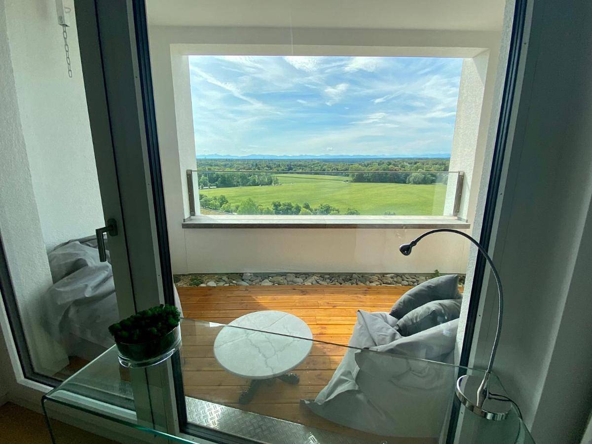Ganze Ferienwohnung, Alpen-Panorama Suite - Einzigartige Privatsuite hoch über München, 12tes Og, Alpenblick, Loggia, Whirlpool, 15 Minuten zum Zentrum, Ruhe und Erholung in der Stadt München für privat und geschäftlich Reisende in München Thalkirchen, München