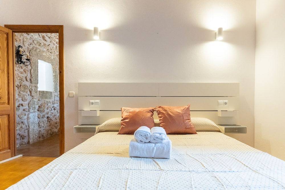 Petita des Llombards: Encantadora finca de pueblo con patio y piscina in Es Llombards, Santanyí