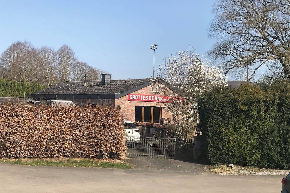 Charming chalet vacation home in the immediate vicinity of the grotto of Han sur Lesse! in Han-sur-Lesse, Rochefort (Wallonie)