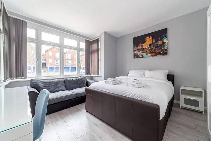 Holiday rental for 8 people, with pool in London