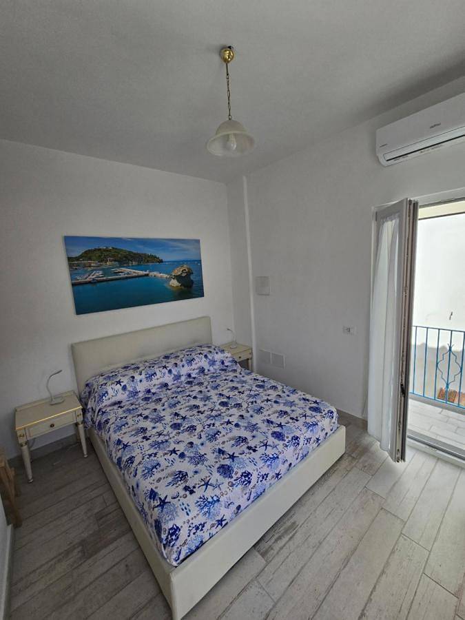 La casa di Giuliana primo piano con balcone in Lacco Ameno, Ischia