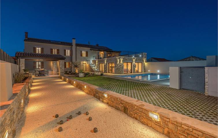 Apartment am Meer mit Pool, in der Nähe des Flughafens Pula und des Stadtzentrums in Valtura, Südküste Istrien