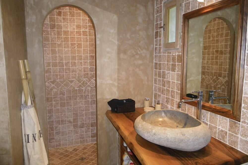Stone house in the style of a sheepfold. With petanque court and Jacuzzi in Zilia, Calvi region