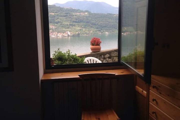 Appartement entier, Appartement de deux pièces dans résidence avec piscine et vue panoramique sur le lac à Sale Marasino in Sale Marasino, Catena Bresciana Occidentale