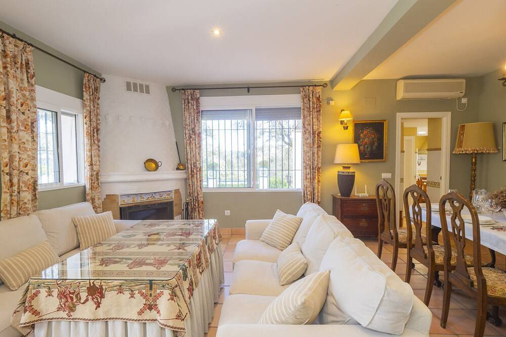 Cubo's Quinta de los Cisnes & minigolf included / private pool / free wifi / relax in Guillena, Sevilla Province