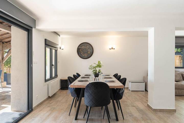 Location de vacances pour 8 personnes, avec vue ainsi que jardin et piscine à Belcodène - 3