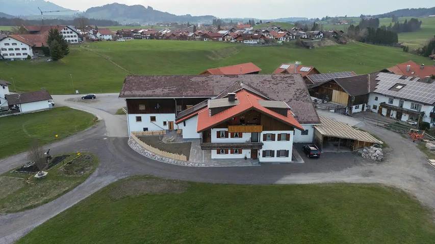 Ferienwohnung für 5 Personen, mit Balkon und Terrasse sowie Garten in Hopferau