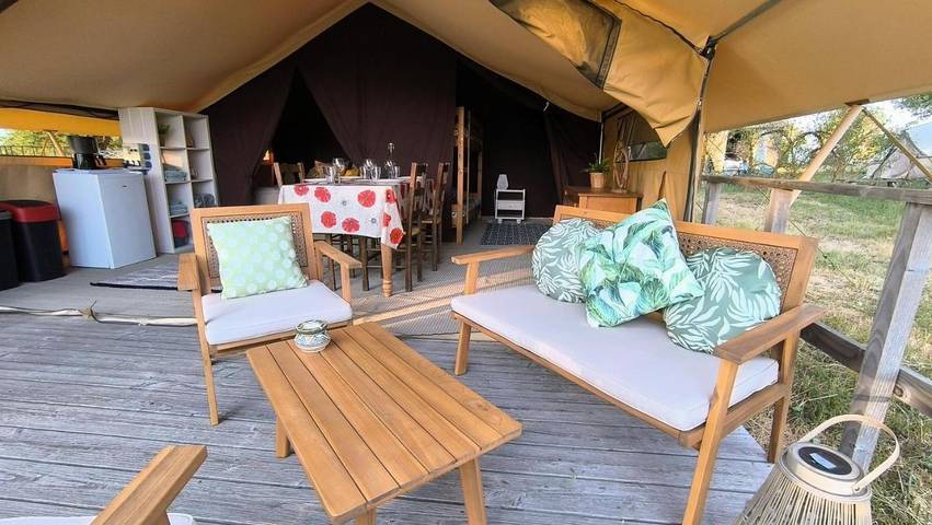 Tente pour 5 personnes, avec Terrasse et Jardin ainsi que Piscine et Vue dans le Puy-de-Dôme - 2