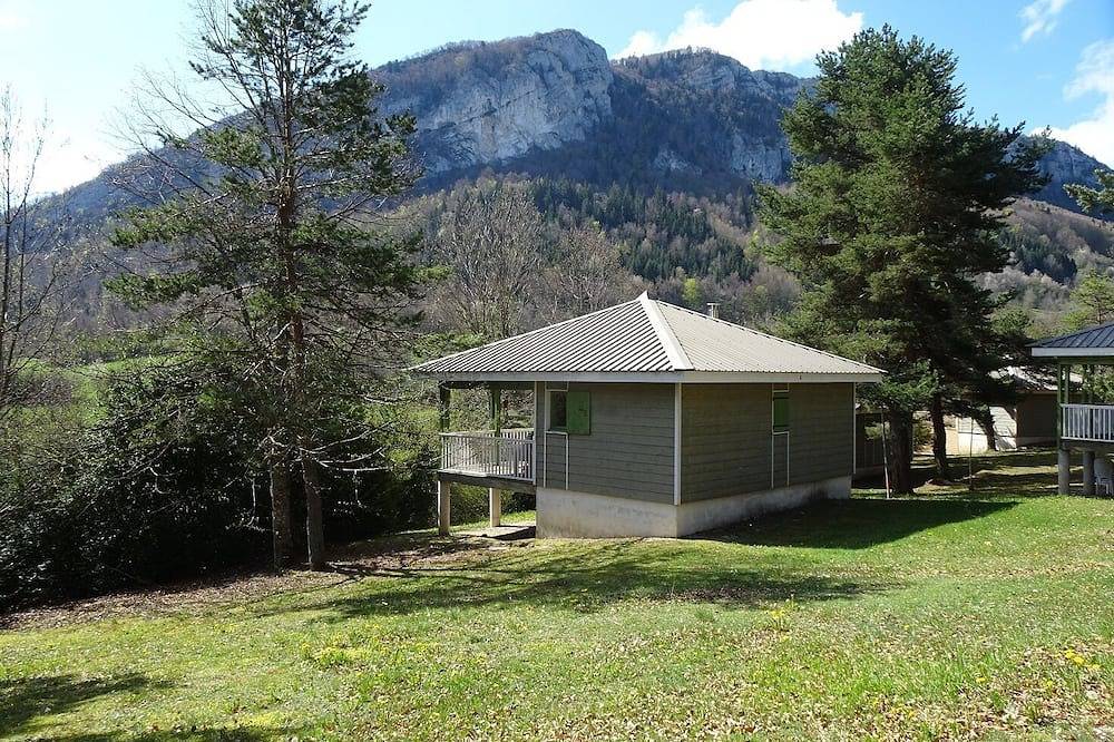 Chalet in a quiet wooded area 10 minutes from the village. Mountain view in La Chapelle-en-Vercors, Parc naturel régional du Vercors