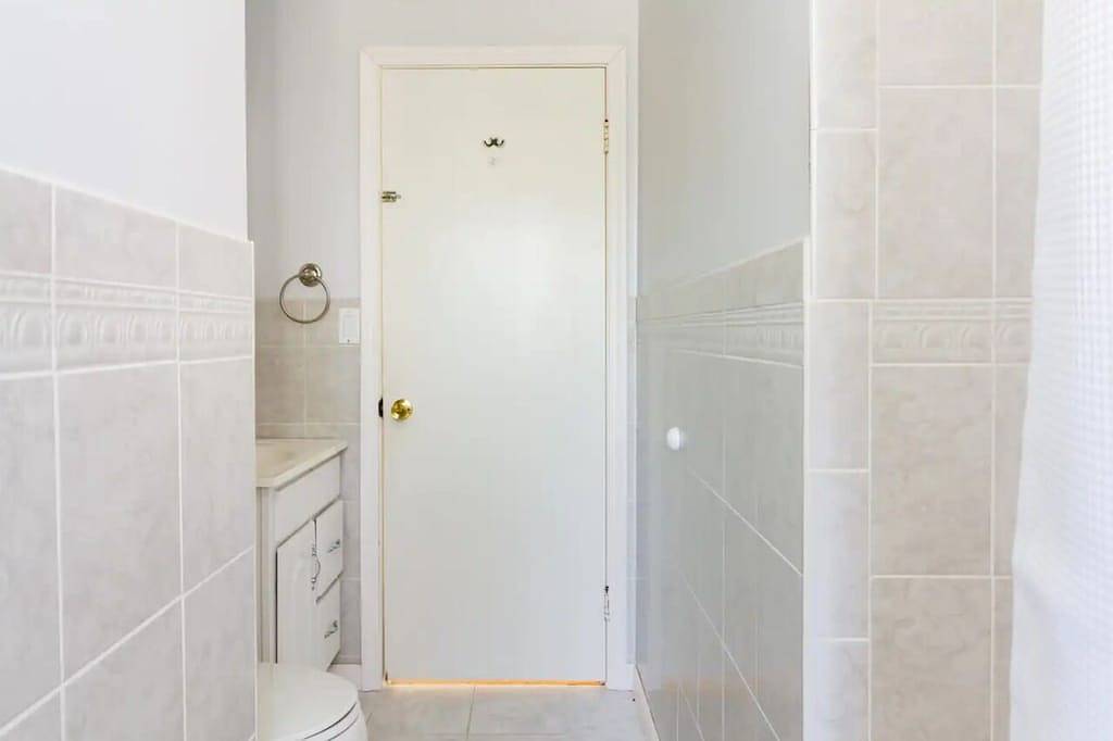 Private Heated Pool • Big 4Br for Families & Groups — 15 Min to Beach & Newport in Middletown, Newport County