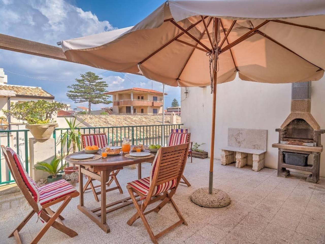 Entire apartment, Agamennone, Wohnung 20 Meter vom Meer entfernt mit einer möblierten Terrasse. in Punta Secca, Santa Croce Camerina