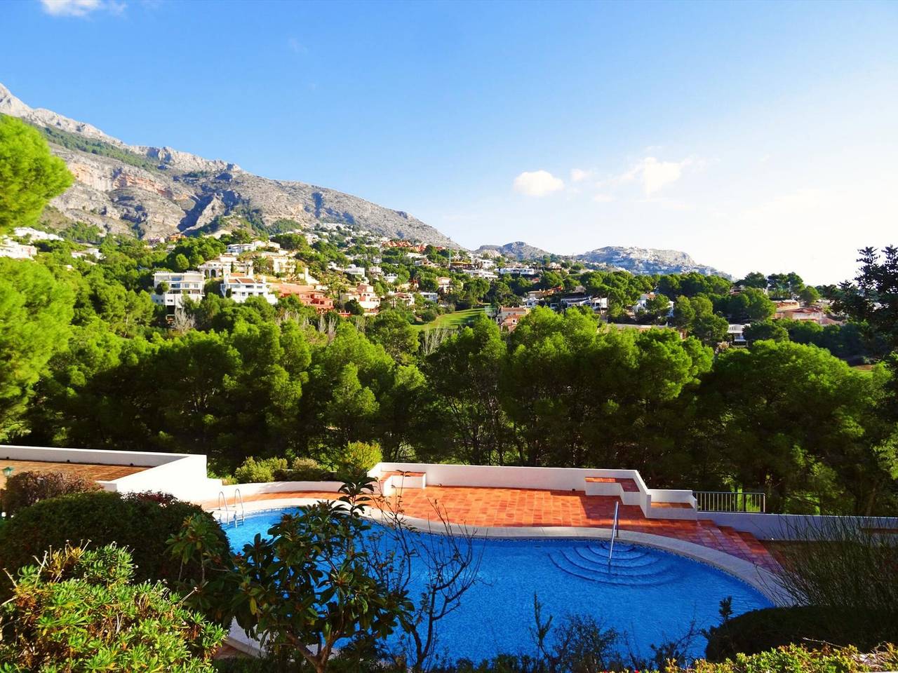 Apartamento entero, Apartamento renovado en Altea con terraza, vista al golf y piscina comunitaria in Altea La Vella, Altea