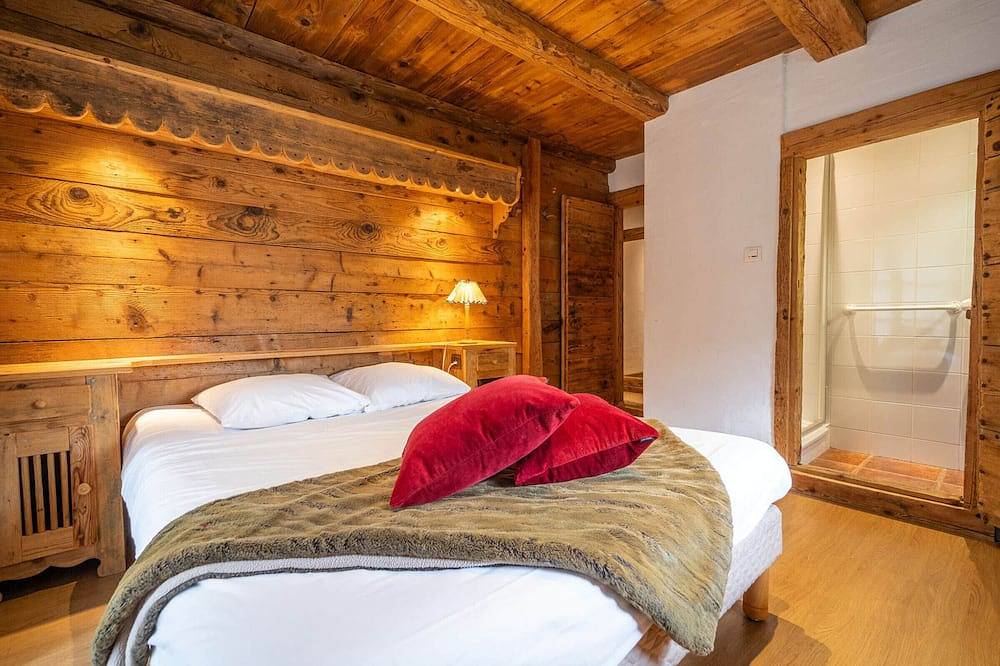 Appartement entier, Spacieux appart 5 ch au cœur du village, charme savoyard, Wifi, cheminée décorative in La Clusaz, Région d'Annecy