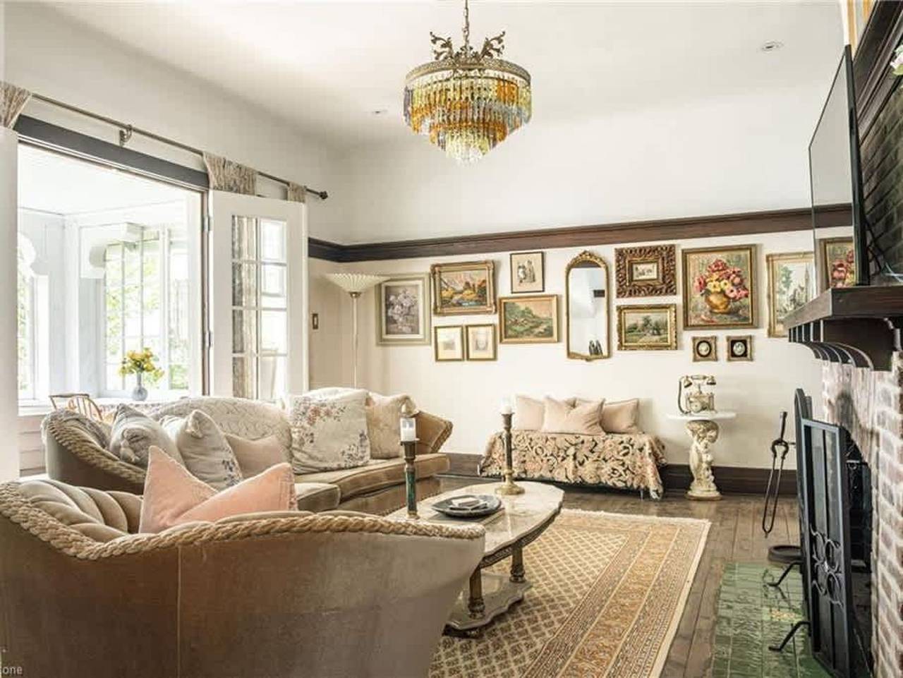 Luxury waterfront fairytale home -Carmen Elisabeth in Burlington (Ontario), Lake Ontario (Canada)
