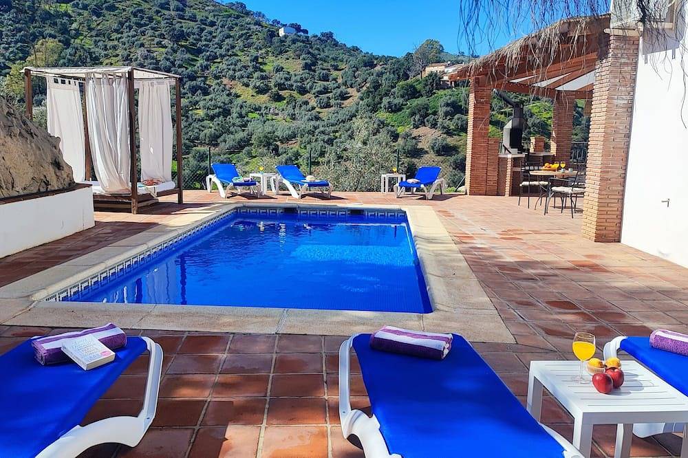 Villa Los Pinos, 10 pers, Piscine Chauffée,Wifi, A/C,Petfriendly, magnifique vue in Comares, Province de Málaga