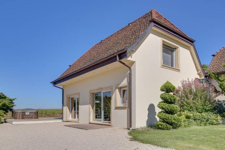 Location de vacances pour 6 personnes, avec jardin ainsi que vue et piscine à Nambsheim
