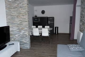 Gîte pour 6 personnes, avec jardin ainsi que piscine et balcon à Péone