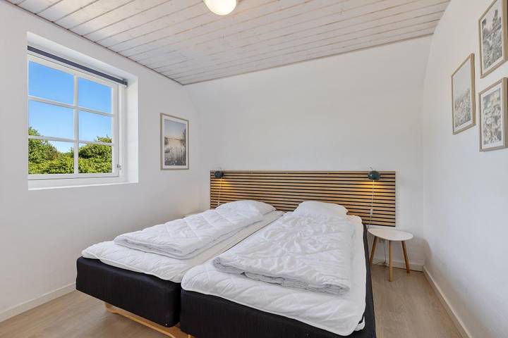Stråtækket feriehus med pool in Ulfborg, Holstebro Kommune