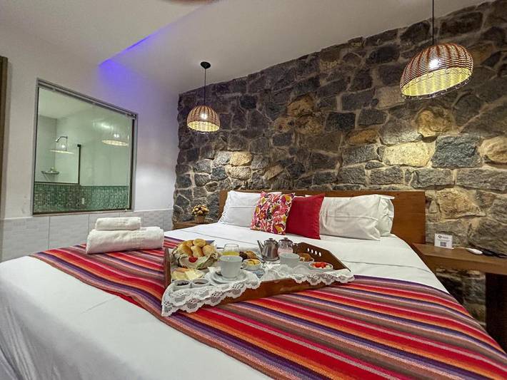 Hotel para 6 personas, con piscina además de jardín y jacuzzi - 1