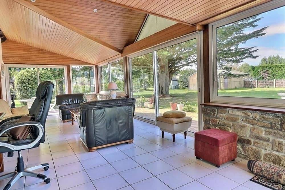 Vacation home with swimming pool near the Gulf. Walking distance to the sea. in Saint-Armel, Côte des Mégalithes