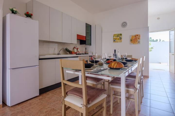 Villa 'Maestrale Torre Lapillo' con terrazza privata, Wi-Fi e aria condizionata in Porto Cesareo, Golfo di Taranto