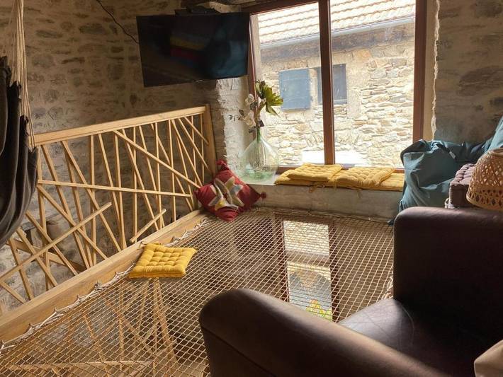 Gîte pour 8 personnes, avec terrasse dans Saint-André-Capcèze
