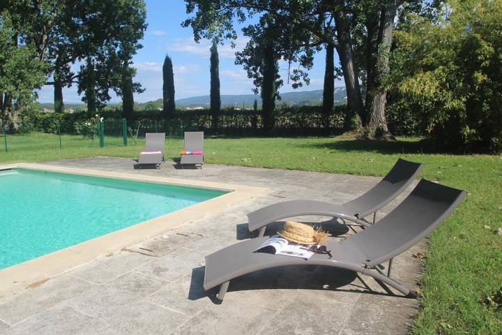 Location de vacances pour 6 personnes, avec piscine ainsi que jardin et vue à Oppède - 4