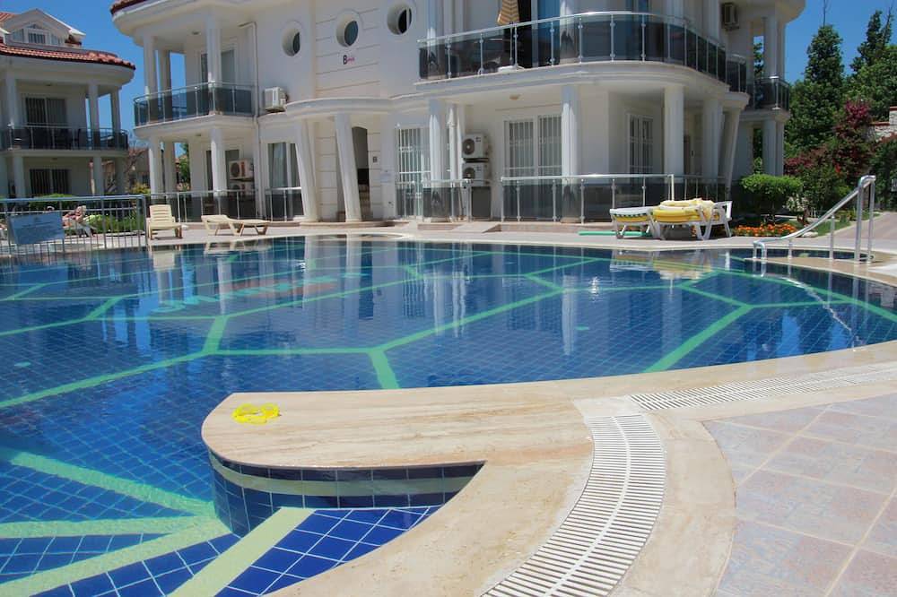 Ganze Wohnung, Erdgeschosswohnung auf einem privaten Komplex mit Gärten und Schwimmbad in Fethiye, Türkische Ägäis