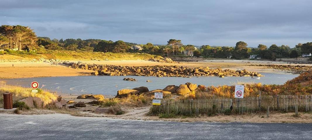 Location de vacances pour 9 personnes, avec jardin et vue, animaux acceptés dans Plage De La Greve Des Cures Tregastel - 2