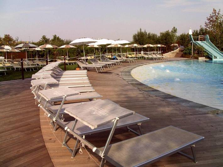 Camping für 6 Personen, mit Garten und Pool sowie Kinderpool und Ausblick, mit Haustier in Lido di Spina - 3