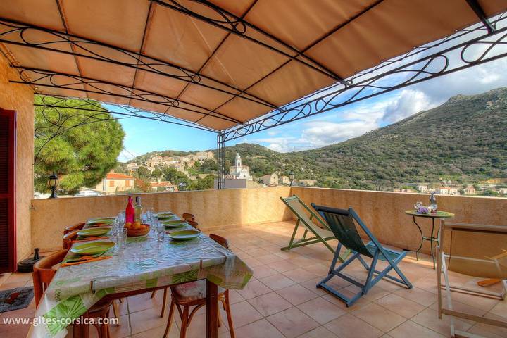 Gîte pour 6 personnes, avec Terrasse et Vue à Corbara