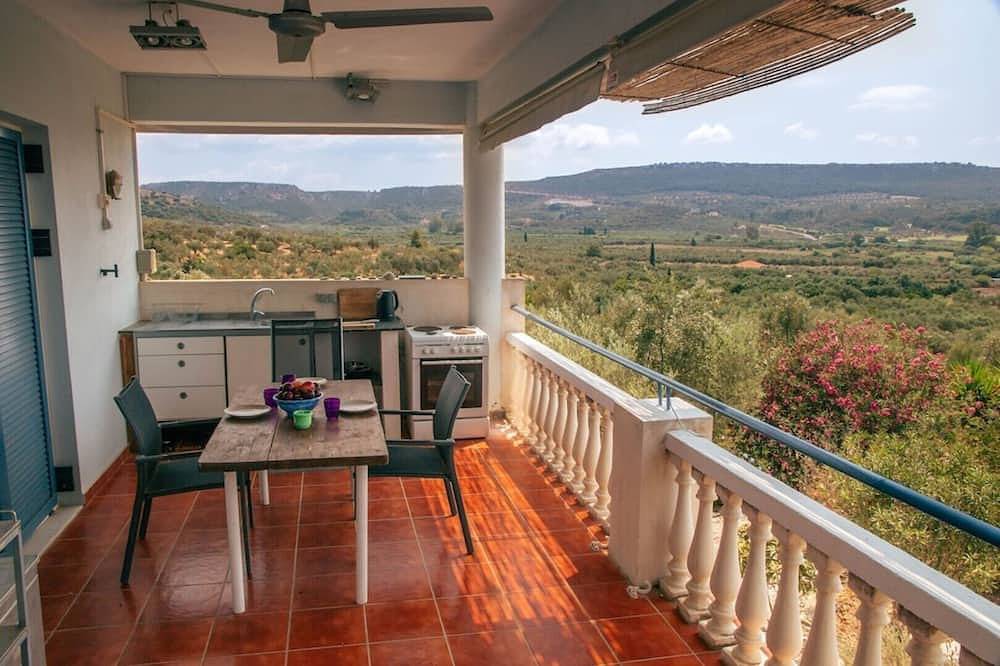Idyllic Gialova apartment overlooking Navarino Bay. 3mins drive to the beach in Peloponnes
