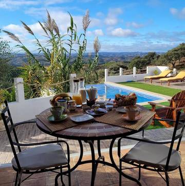 Gîte pour 5 personnes, avec jardin et piscine ainsi que vue et vue sur le lac dans Odeleite