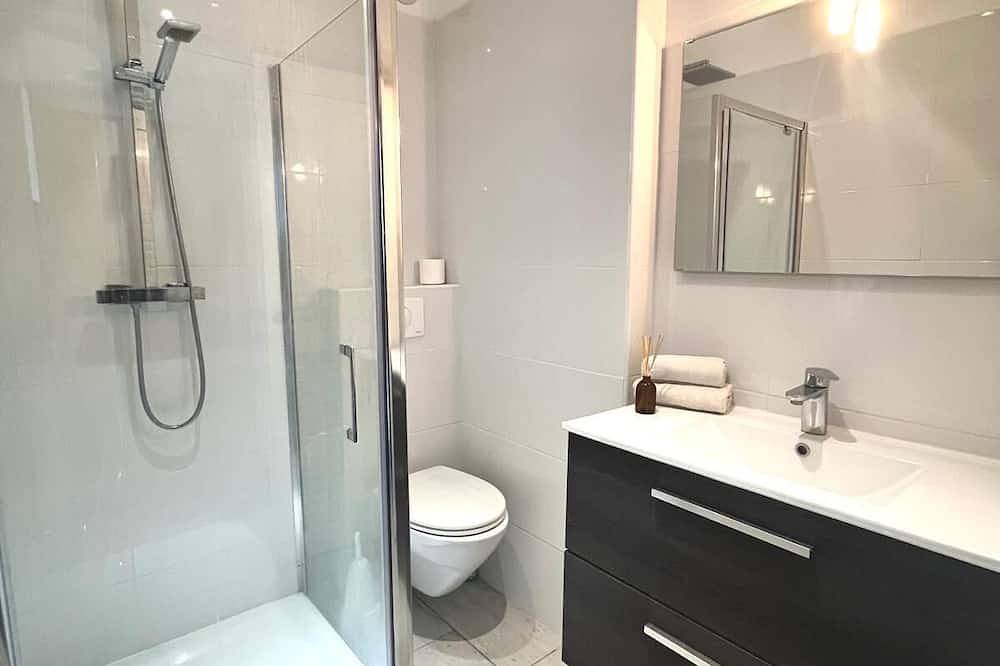 Entire apartment, Beachfront studio with sea view, 5-minute walk to shops, free private parking in Moriani-Plage, Corte region