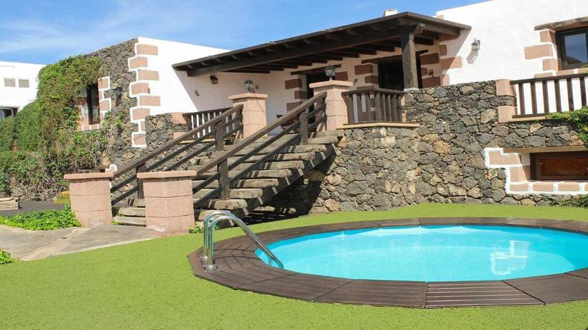 Ferienhaus für 4 Personen, mit Balkon und Terrasse sowie Garten und Pool