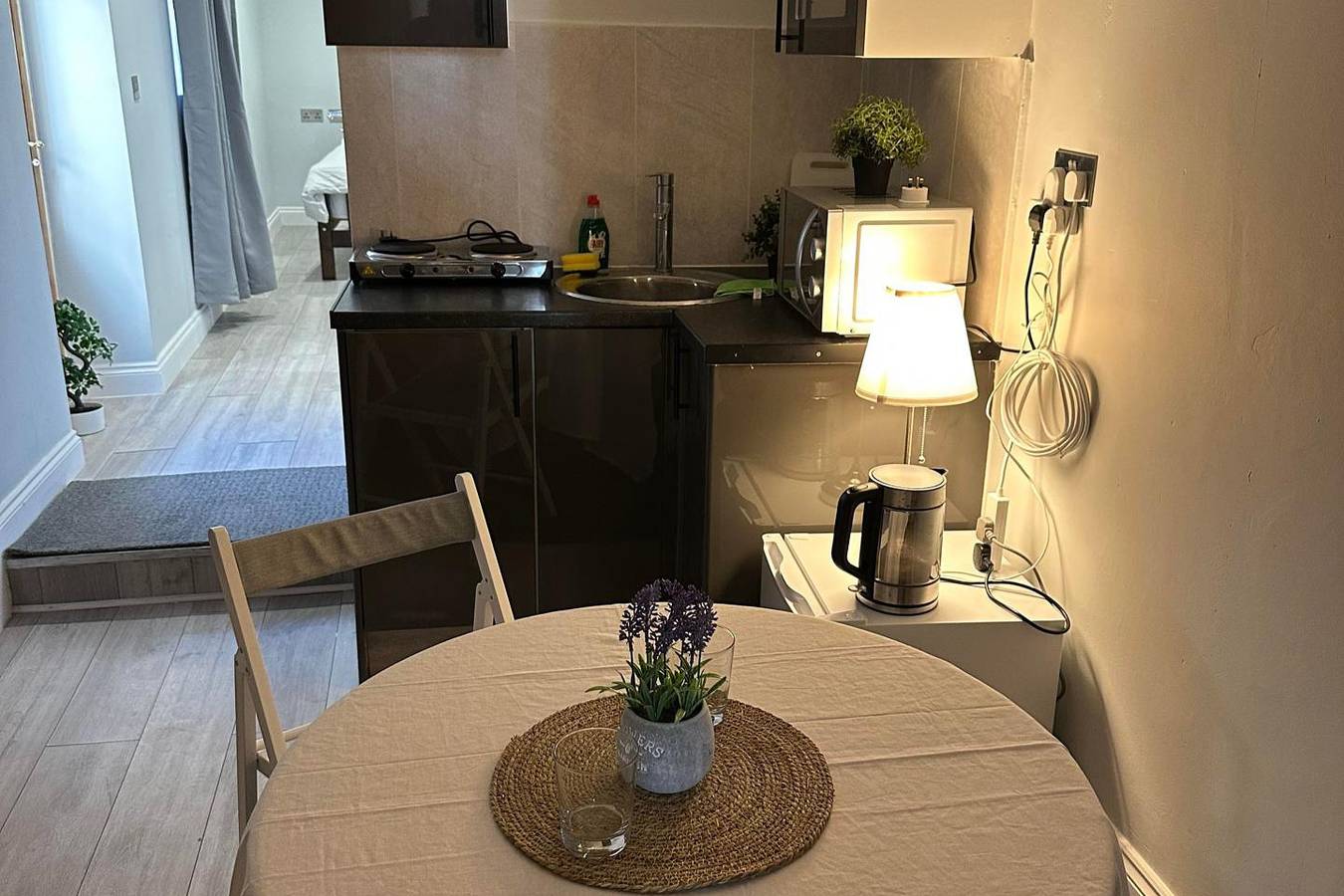 Entire holiday apartment, 1-Bed - Sleeps 2 - Acton Park & Stn Close in Ealing, London
