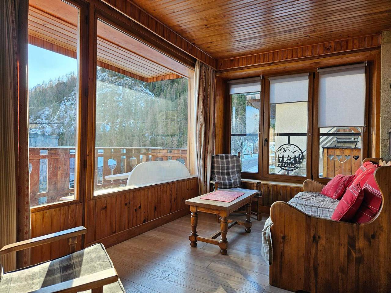 Cozy chalet for 9, large balcony, near slopes, private parking in Pra-Loup, Uvernet-Fours