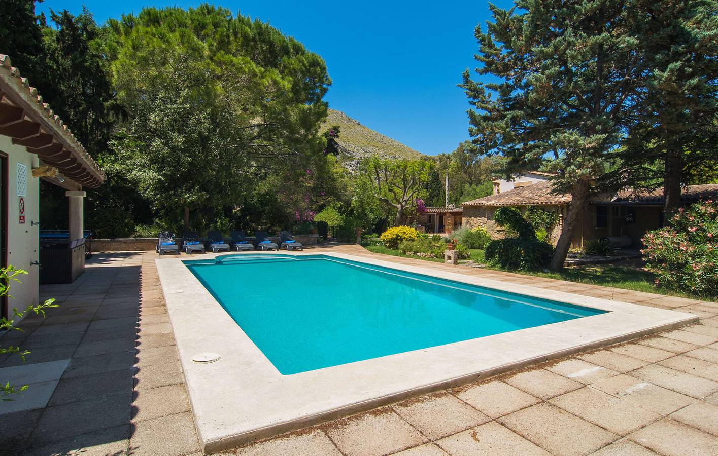 Cozy Apartment with Pool and Terrace, 2km to Cala Molins Beach in Port de Pollença, Pollença