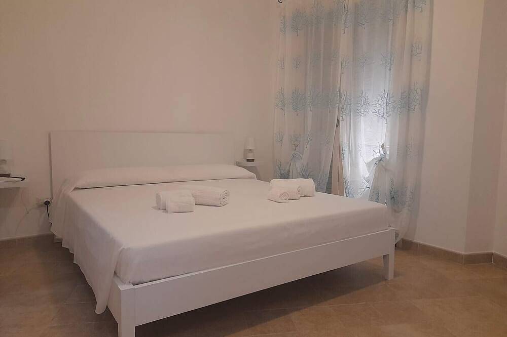 Entire apartment, Room 'L'Angolo- Camera 3' with Shared Terrace, Wi-Fi and Air Conditioning in Porto Torres, Sassari Province