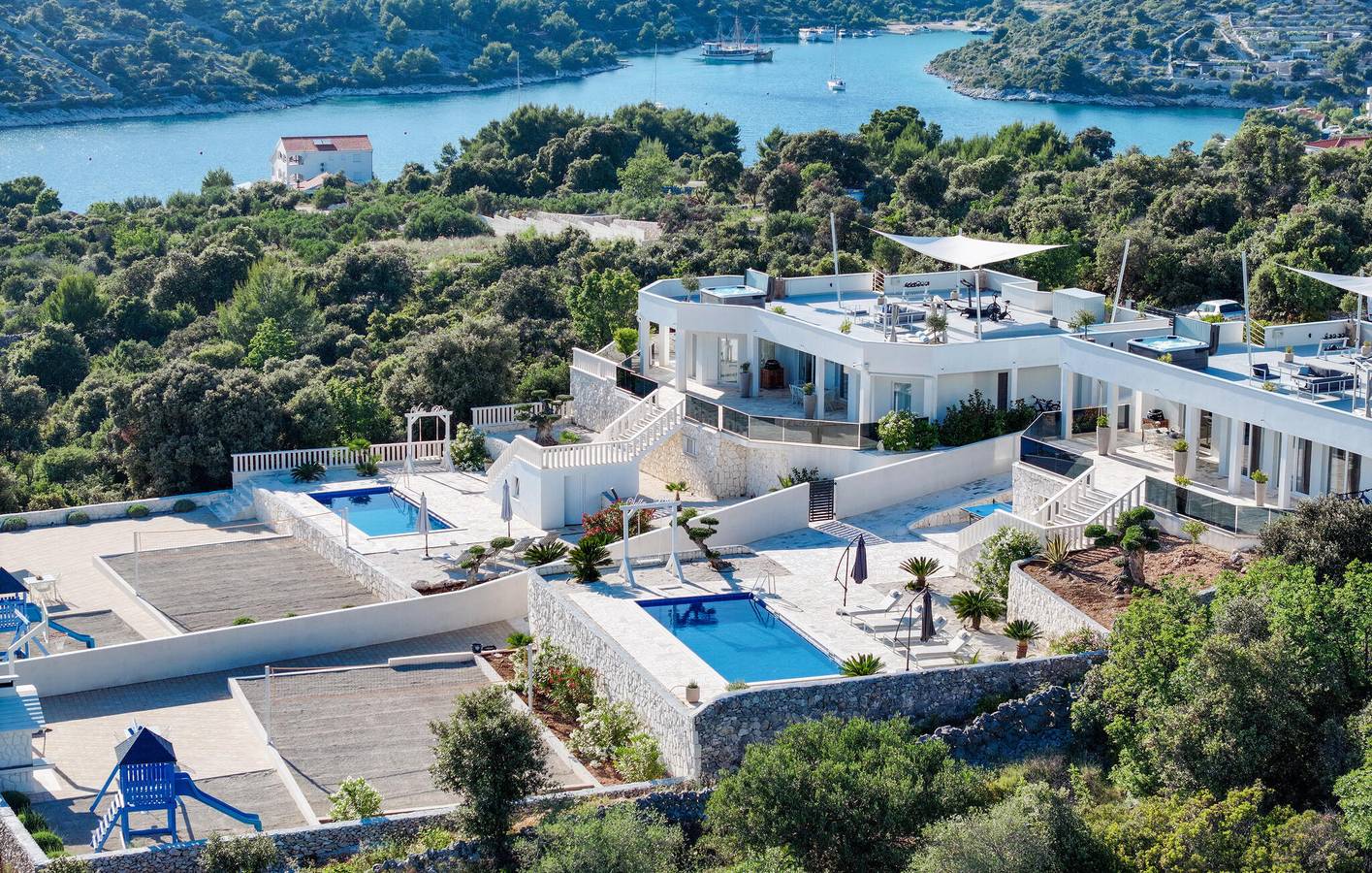 Gemütliche 2-Zimmer-Wohnung mit Pool, WLAN und Parkplatz in Strandnähe in Sevid, Split-Dalmatien
