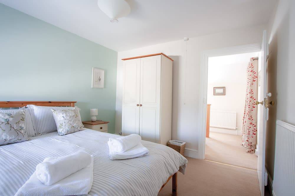 Rural location,  surrounded by farmland, ancient green lanes, footpaths & woods. in Swansea region