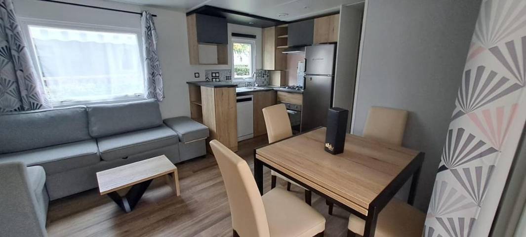 Camping pour 6 personnes, avec piscine ainsi que jardin et terrasse