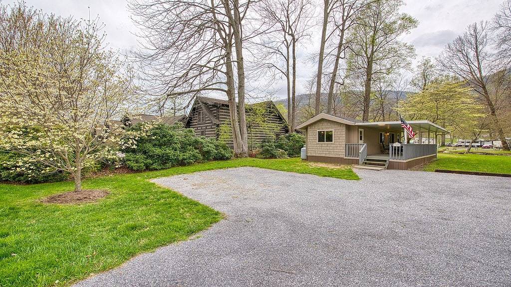 Ferienhaus am Jonathan Creek in Blue Ridge Parkway, Maggie Valley
