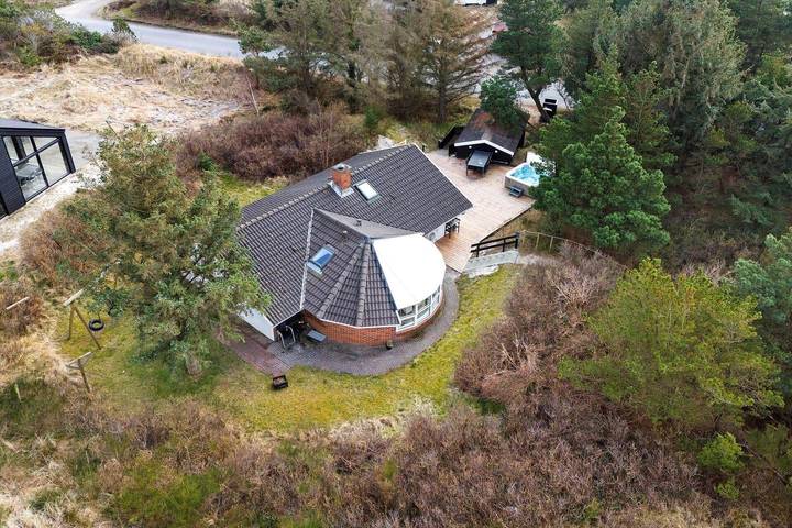 Ferieudlejning for 6 personer, med terrasse og sauna samt jacuzzi i Bjerregård