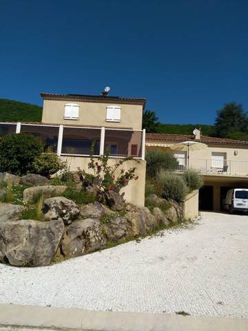 Location de vacances pour 6 personnes, avec piscine et jardin à Nant