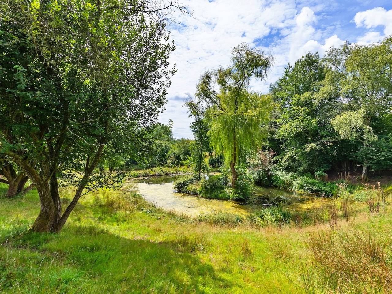 Sandhill Cottage with Hot Tub in Worth (West Sussex), West Sussex