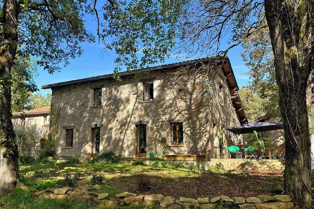 Alojamiento para grupos con sala de recepción opcional. in Saint-Antonin-Noble-Val, Macizo Central