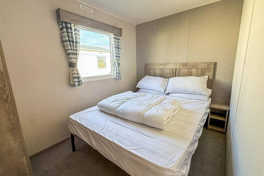 Lovely caravan with side decking at Golden Sands Haven Holiday Park in Mablethorpe, Lincolnshire